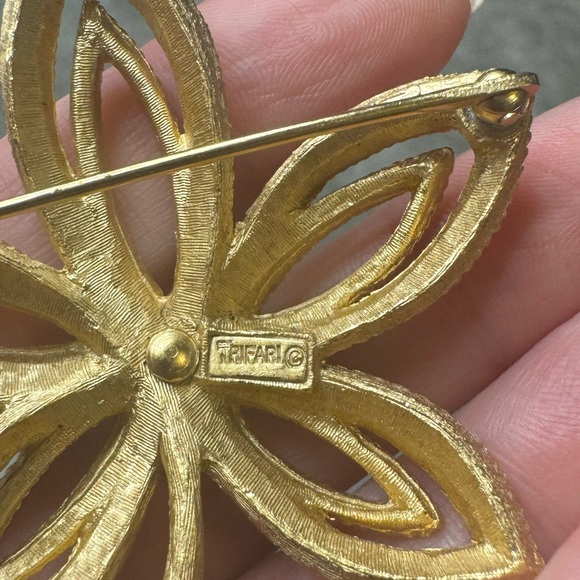 Vintage Trifari Flower Brooch - Picture 3 of 6